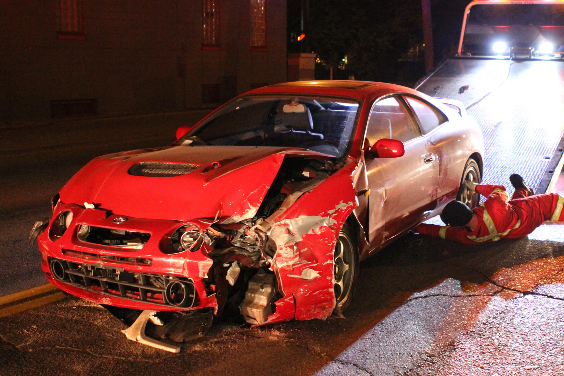 A smashed car on the road, being collected for the vehicle depollution process